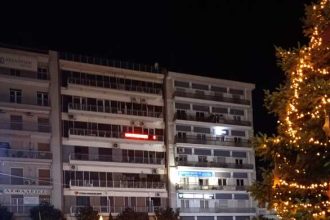Πάτρα: Το χριστουγεννιάτικο χωριό φωτίστηκε και εντυπωσιάζει ΦΩΤΟ