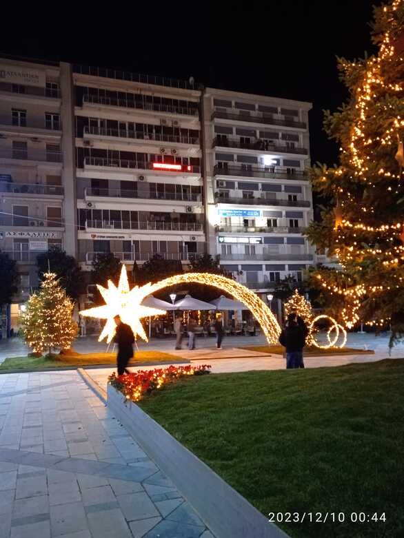 Πάτρα: Το χριστουγεννιάτικο χωριό φωτίστηκε και εντυπωσιάζει ΦΩΤΟ