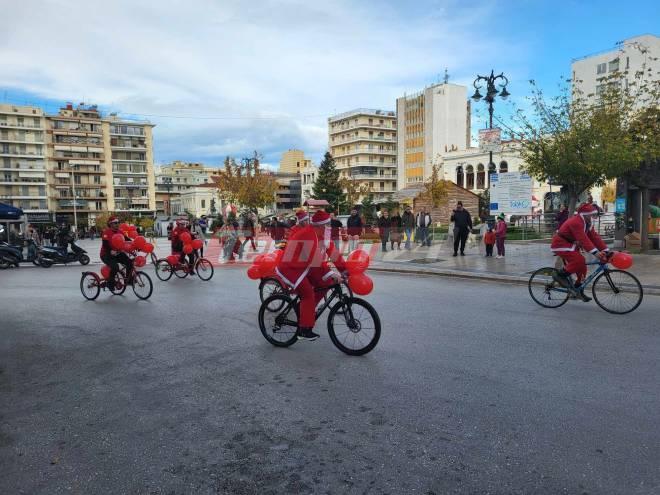 Πάτρα: Ντύθηκαν Αϊ Βασίληδες για μια ημέρα και πλημμύρισαν με τα ποδήλατα τους το κέντρο της πόλης (ΦΩΤΟ & ΒΙΝΤΕΟ)
