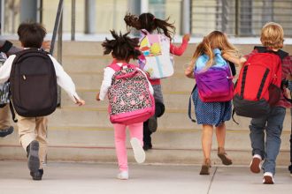 Η καθημερινή συνήθεια που χειροτερεύει τη συμπεριφορά των παιδιών