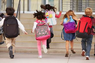 Σχολική σάκα: Πόσο βάρος πρέπει να έχει