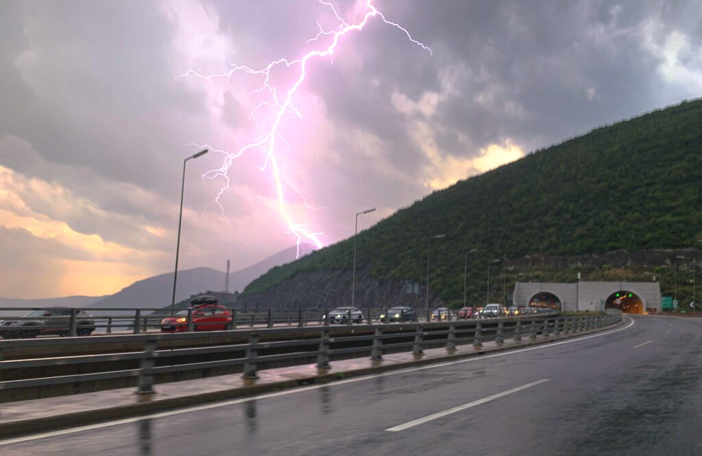 Νέο έκτακτο δελτίο της ΕΜΥ: Ισχυρές βροχές, καταιγίδες και χιόνια φέρνει η "ELENA" - Πού θα "χτυπήσουν" τα φαινόμενα