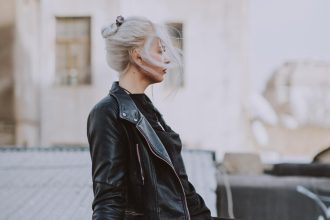 Τα χρώματα που πρέπει να επιλέγεις στο ντύσιμο σου αν έχεις γκρίζα μαλλιά