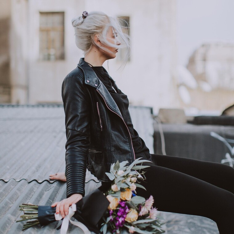 Τα χρώματα που πρέπει να επιλέγεις στο ντύσιμο σου αν έχεις γκρίζα μαλλιά