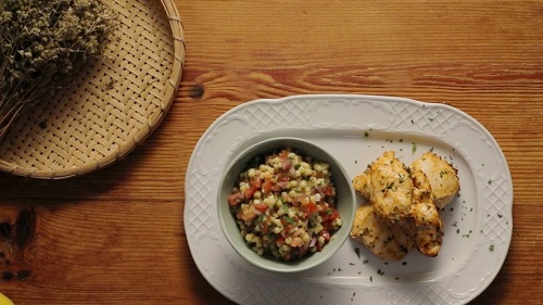 Στήθος κοτόπουλου μαριναρισμένο σε γιαούρτι με σαλάτα κουσκούς