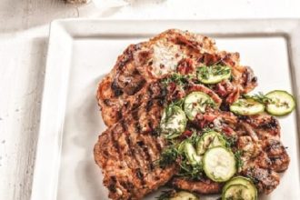 Χοιρινά μπριζολάκια με καπνιστή πάπρικα και σαλάτα με κολοκυθάκια