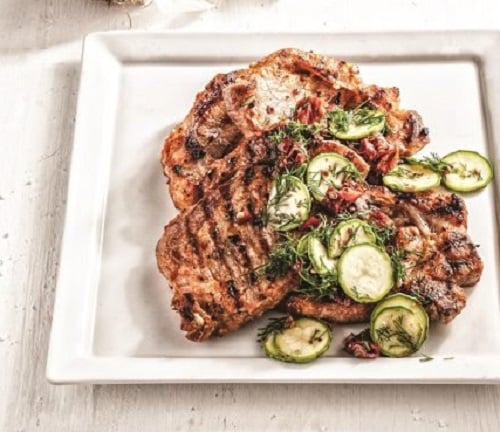 Χοιρινά μπριζολάκια με καπνιστή πάπρικα και σαλάτα με κολοκυθάκια