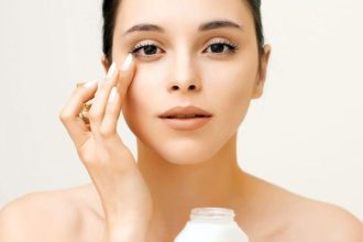 Έτσι πρέπει να εφαρμόζετε την κρέμα ματιών σας!