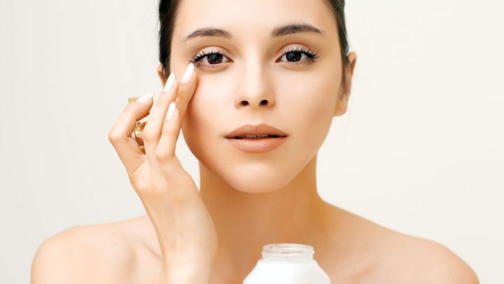 Έτσι πρέπει να εφαρμόζετε την κρέμα ματιών σας!