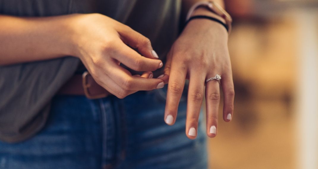 Αν σε έχουν κουράσει τα έντονα χρώματα, αυτό το βερνίκι είναι ιδανικό για το επόμενο μανικιούρ