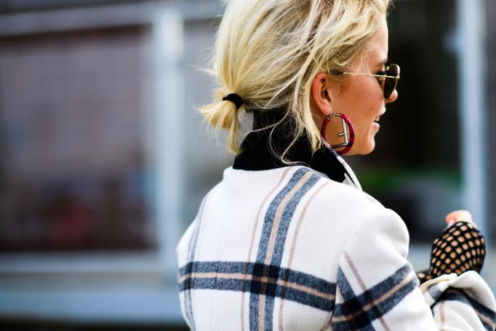 Τα χτενίσματα που επιλέγουν οι fashionistas στο street style και μπορείς να κάνεις σε 5'