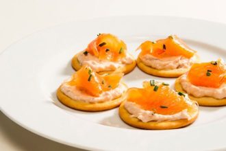 Καναπεδάκια με μους σολομού για να εντυπωσιάσετε τους καλεσμένους σας!