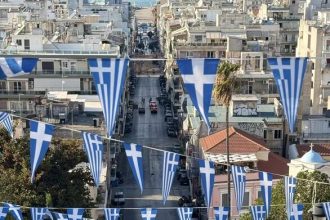 Πάτρα: Στα γαλανόλευκα οι σκάλες της Αγίου Νικολάου (ΦΩΤΟ)