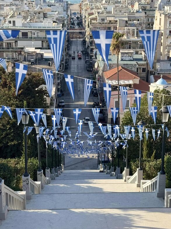 Πάτρα: Στα γαλανόλευκα οι σκάλες της Αγίου Νικολάου (ΦΩΤΟ)