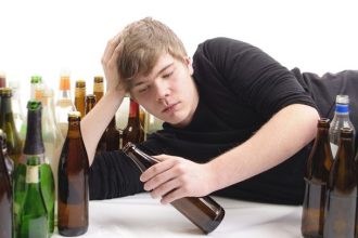 Yπεύθυνοι οι γονείς για τον εθισμό των παιδιών με το αλκοόλ