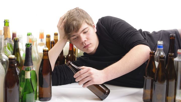 Yπεύθυνοι οι γονείς για τον εθισμό των παιδιών με το αλκοόλ