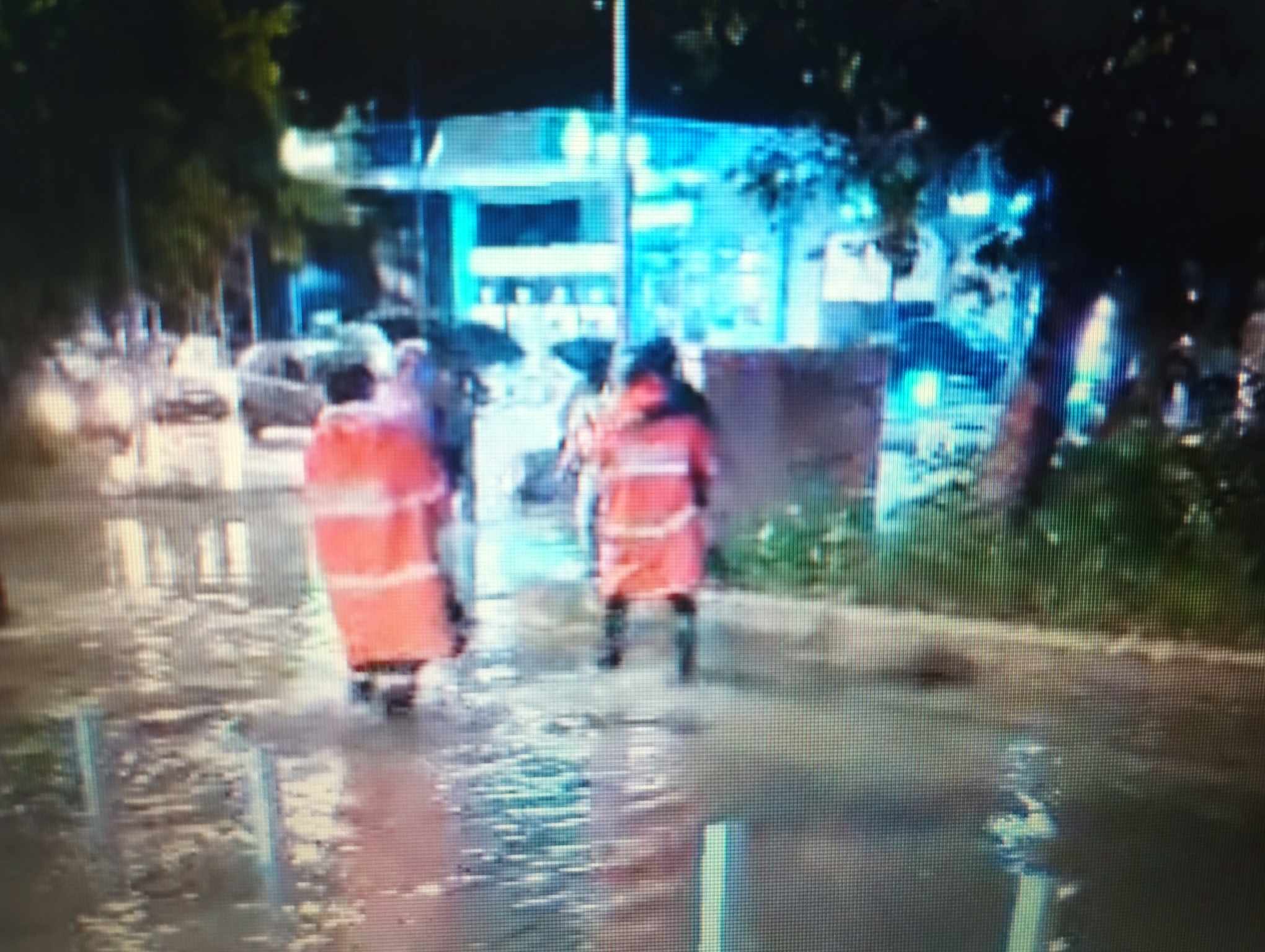 Πάτρα: Πυροσβέστες πήραν στην αγκαλιά παιδάκια για να τα βγάλουν από ΚΔΑΠ - Είχε γίνει ποτάμι ο δρόμος ΒΙΝΤΕΟ