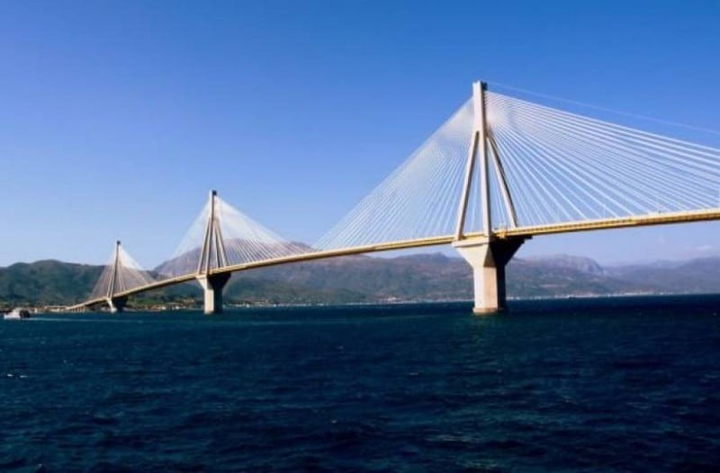 Πάτρα: Η στιγμή που ανασύρουν νεκρό τον 30χρονο που έπεσε από τη γέφυρα Ρίου - Αντιρρίου (BINTEO NTOKOYMENTO)