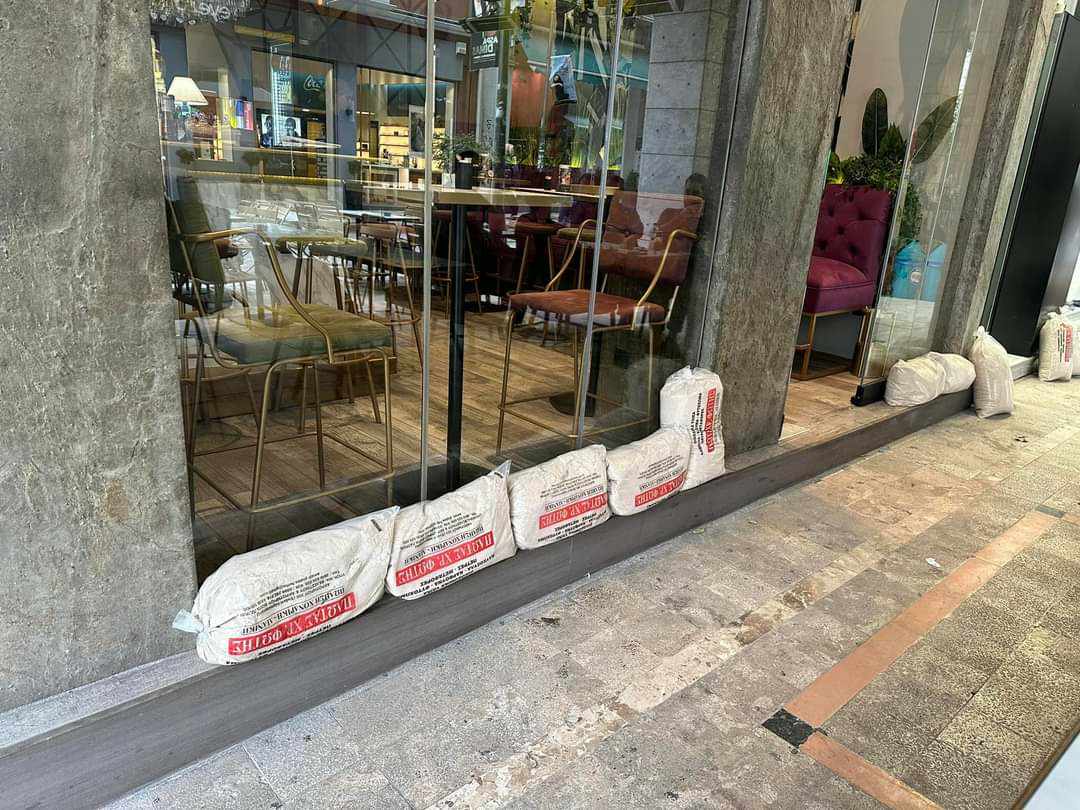 Πάτρα: Τσουβάλια έξω από καταστήματα για να προστατευτούν οι έμποροι από την κακοκαιρία (ΦΩΤΟ)