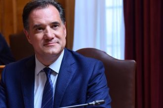 Ο Άδωνις Γεωργιάδης στο «καλάθι του Αϊ Βασίλη» μαζί με τον γιο του Αλκαίο