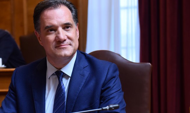 Ο Άδωνις Γεωργιάδης στο «καλάθι του Αϊ Βασίλη» μαζί με τον γιο του Αλκαίο