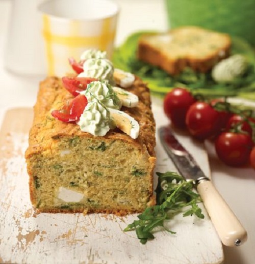 Ανοιξιάτικο κέικ με φρέσκα μυρωδικά και μους ανθότυρου