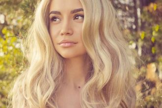 Πώς να διώξετε την κιτρινίλα από τα μαλλιά