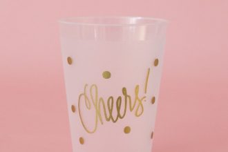 Amazing! Δες πως θα αποκτήσεις χαλαρά κυματιστά μαλλιά με ένα πλαστικό ποτήρι!