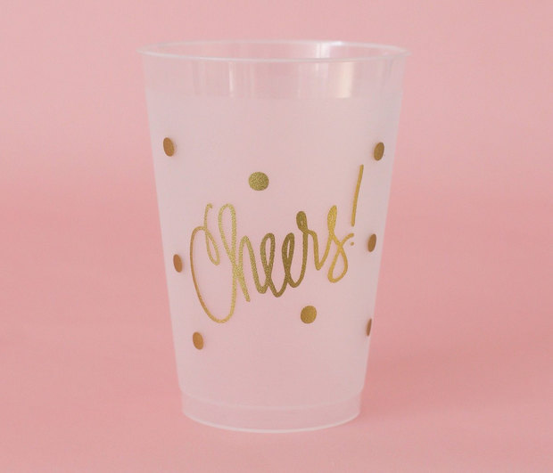 Amazing! Δες πως θα αποκτήσεις χαλαρά κυματιστά μαλλιά με ένα πλαστικό ποτήρι!