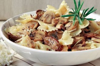 Φαρφάλες με ανθότυρο και μανιτάρια