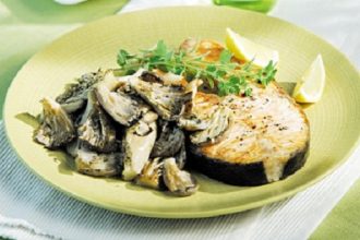 Φιλέτο σολομού με ψητά μανιτάρια και πουρέ καρότου