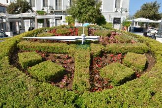 Λειτουργεί και πάλι το άνθινο ρολόι στην πλατεία Τριών Συμμάχων