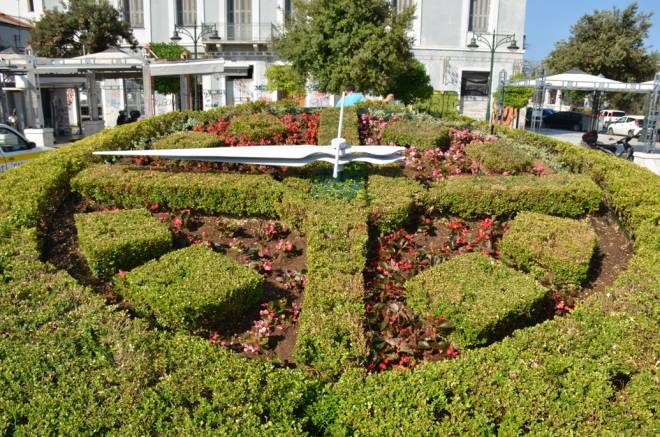 Λειτουργεί και πάλι το άνθινο ρολόι στην πλατεία Τριών Συμμάχων