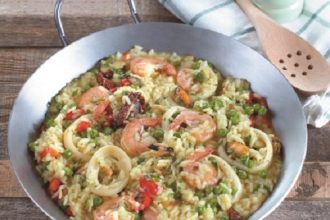 Παέλια θαλασσινών με γαρίδες, μύδια και θράψαλο