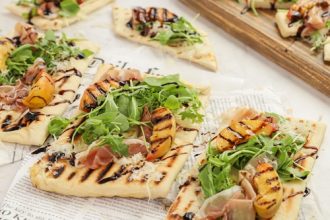 Ανοιχτό sandwich με προσούτο και ροδάκινο