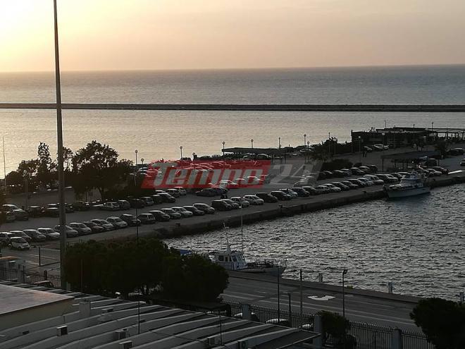 ΑΠΙΣΤΕΥΤΟ - Πάτρα: Το πλοίο δεν μπορούσε να αναχωρήσει γιατί το "έκλεισε" αυτοκίνητο - Τα τραγελαφικά που συμβαίνουν στον Μόλο