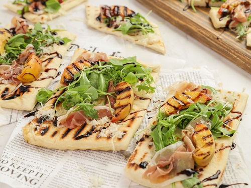 Ανοιχτό sandwich με προσούτο και ροδάκινο