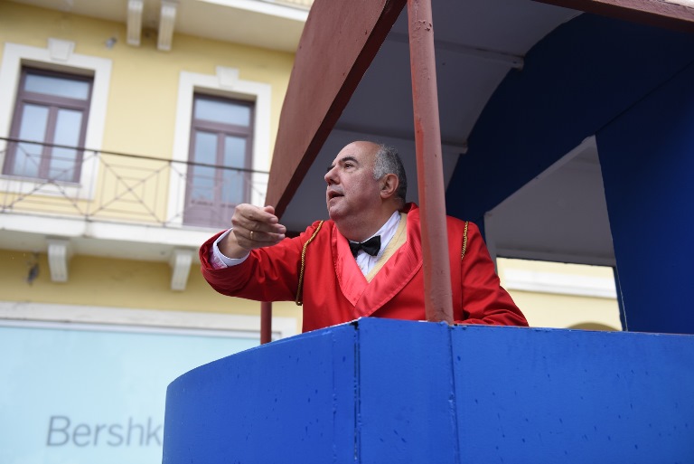 Πάτρα: Σοκολατοπόλεμος λίγο πριν τη Νυχτερινή Παρέλαση - ΔΕΙΤΕ ΦΩΤΟΓΡΑΦΙΕΣ