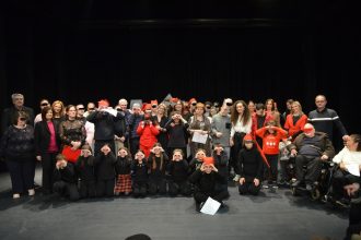 Η Χριστουγεννιάτικη Θεατρική Παράσταση του ΚΔΑΠΑμεΑ «ΑΜΠΕΤ ΧΑΣΜΑΝ» στο θέατρο Μπάρρυ
