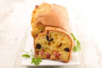 Αλμυρό κέικ με ελιά και μπέικον