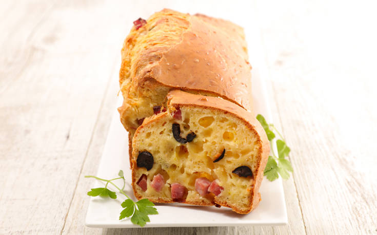 Αλμυρό κέικ με ελιά και μπέικον