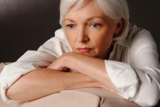 Εμμηνόπαυση και αϋπνία επιταχύνουν την γήρανση των γυναικών