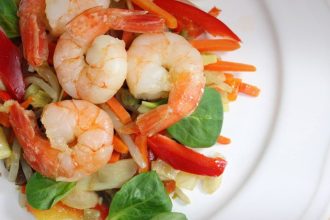 Γαρίδες με πολύχρωμες πιπεριές