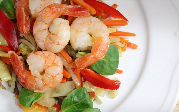 Γαρίδες με πολύχρωμες πιπεριές