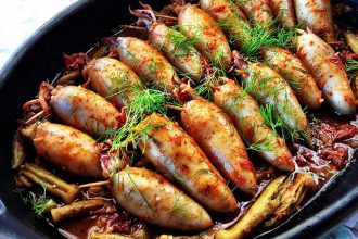 Καλαμάρια γεμιστά με ρύζι και λιαστές ντομάτες