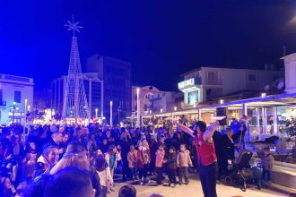 Πλήθος κόσμου στη φωταγώγηση του Χριστουγεννιάτικου Δέντρου στην πλατεία Αγίας Λαύρας (ΦΩΤΟ)