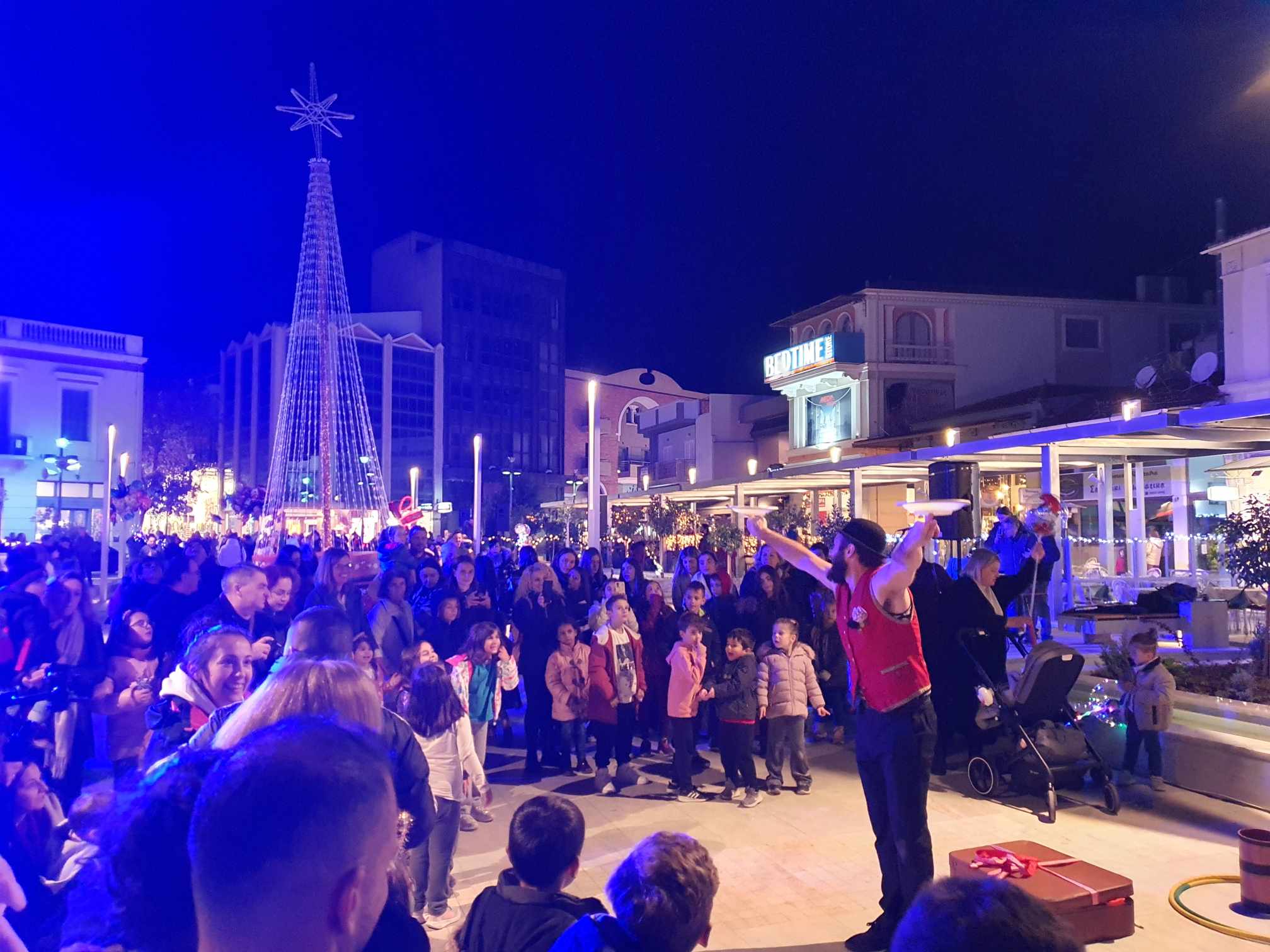 Πλήθος κόσμου στη φωταγώγηση του Χριστουγεννιάτικου Δέντρου στην πλατεία Αγίας Λαύρας (ΦΩΤΟ)