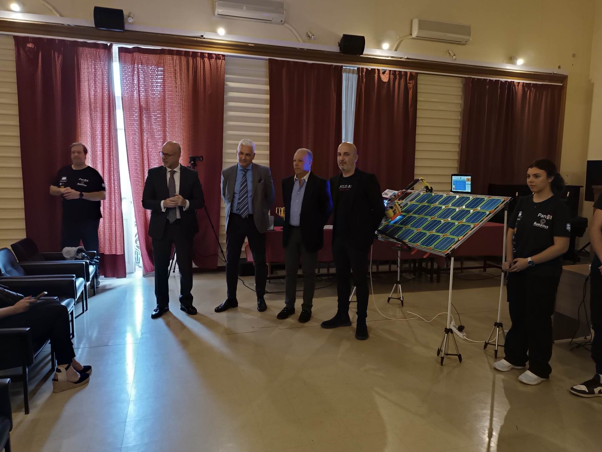 Βράβευση της ομάδας "PanEll – Robotica" στον Εμπορικό Σύλλογο Πατρών - ΦΩΤΟ