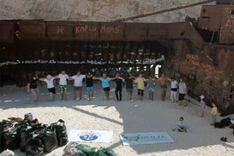 Ζάκυνθος: Εθελοντές καθάρισαν το «Ναυάγιο» και χόρεψαν «Ζορμπά» - ΒΙΝΤΕΟ