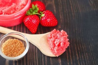 DIY scrub με φράουλα για τέλεια χείλη